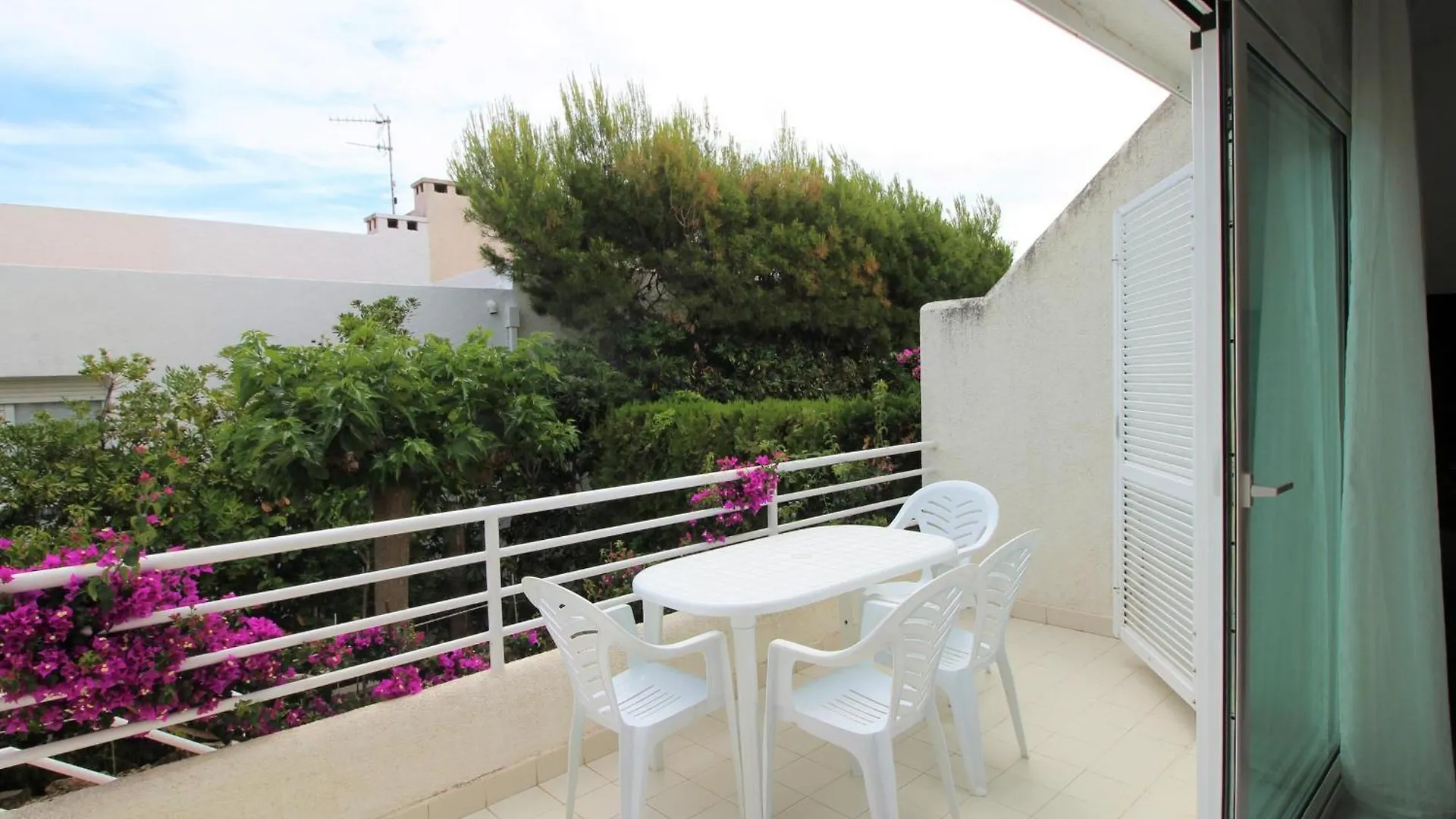 Amplio Y Luminoso Apartamento En Grifeu, Terraza, Jardin Y A 200M De La Playa - Es-228-155 Llança