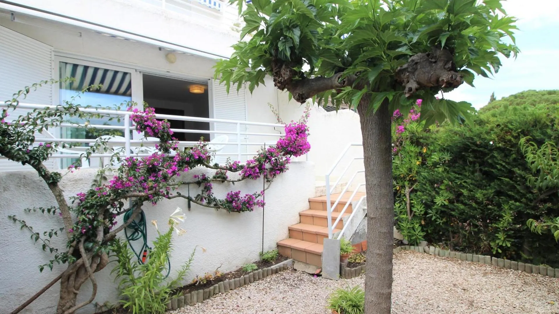 Amplio Y Luminoso Apartamento En Grifeu, Terraza, Jardin Y A 200M De La Playa - Es-228-155 Llança